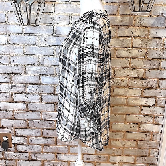 Davina Plaid Printed Polyester Blouse, Women’s Size Medium. - Picture 6 of 10
